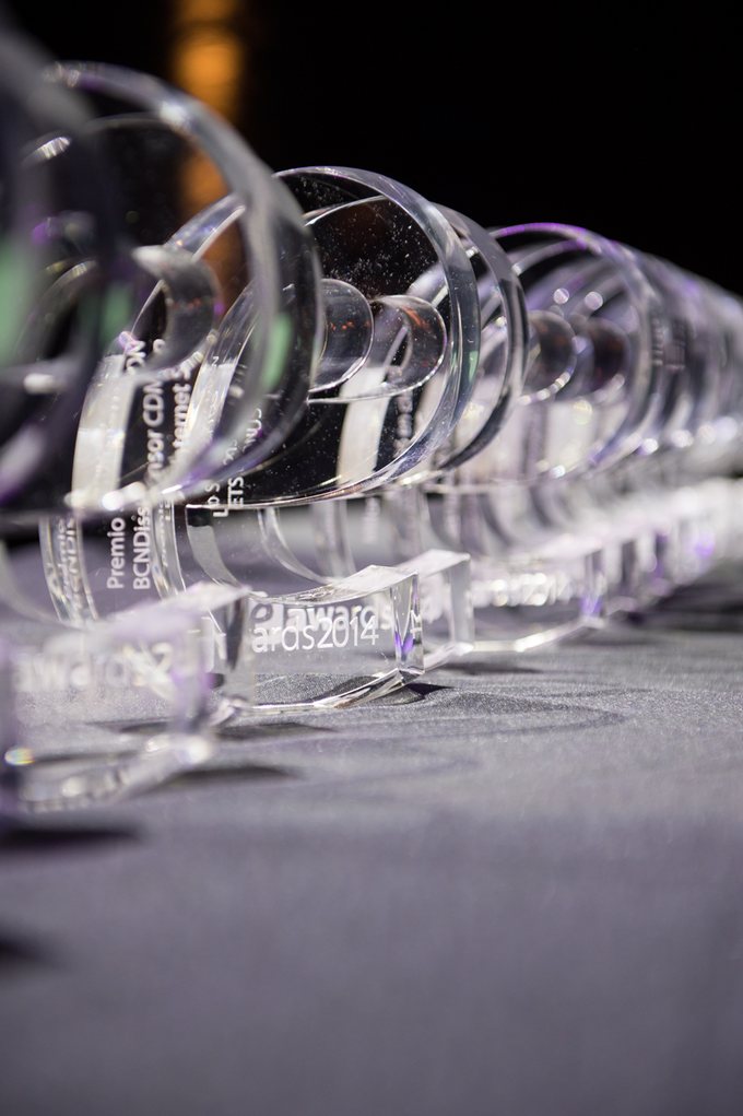 Fila de galardones de cristal de los eAwards 2014 alineados sobre la mesa.